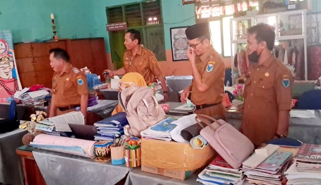 Sekretaris Daerah (Sekda) Kabupaten Batang Hari Mula P Rambe bersama Asisten I Setda Batang Hari pantau pelaksanaan PJJ di SMPN 21 Batang Hari.