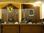 WhatsApp Image 2026-10-05 at 18.42.14 mendengarkan jawaban Pemerintah Daerah atas Pemandangan Umum Fraksi-fraksi DPRD terhadap Nota Pengantar dan Laporan Keuangan Pemerintah Daerah (LKPD) Tahun Anggaran 2025.