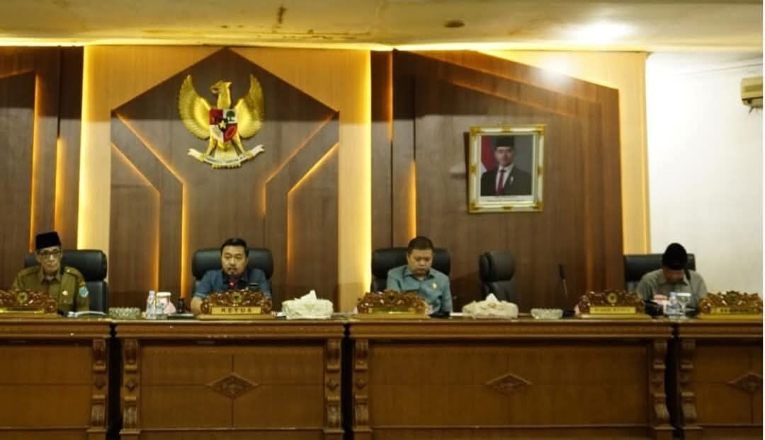 WhatsApp Image 2026-10-05 at 18.42.14 mendengarkan jawaban Pemerintah Daerah atas Pemandangan Umum Fraksi-fraksi DPRD terhadap Nota Pengantar dan Laporan Keuangan Pemerintah Daerah (LKPD) Tahun Anggaran 2025.