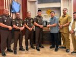 Ketua Dewan Perwakilan Rakyat Daerah (DPRD) Kabupaten Batang Hari secara resmi menyerahkan sertifikat penghargaan kepada Kejaksaan Negeri (Kejari) Batang Hari