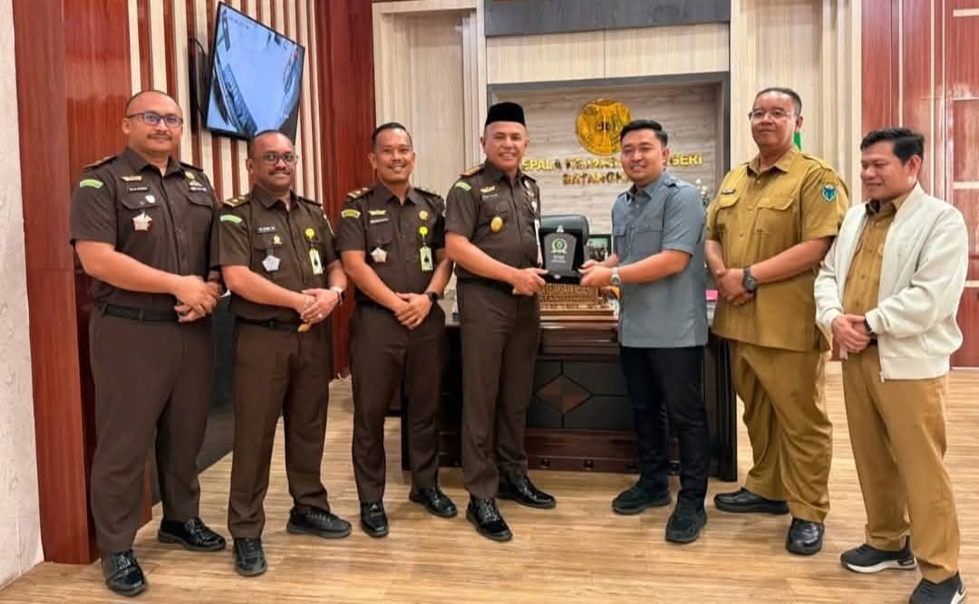 WhatsApp Image 2026-10-05 at 18.43.19 Ketua Dewan Perwakilan Rakyat Daerah (DPRD) Kabupaten Batang Hari secara resmi menyerahkan sertifikat penghargaan kepada Kejaksaan Negeri (Kejari) Batang Hari