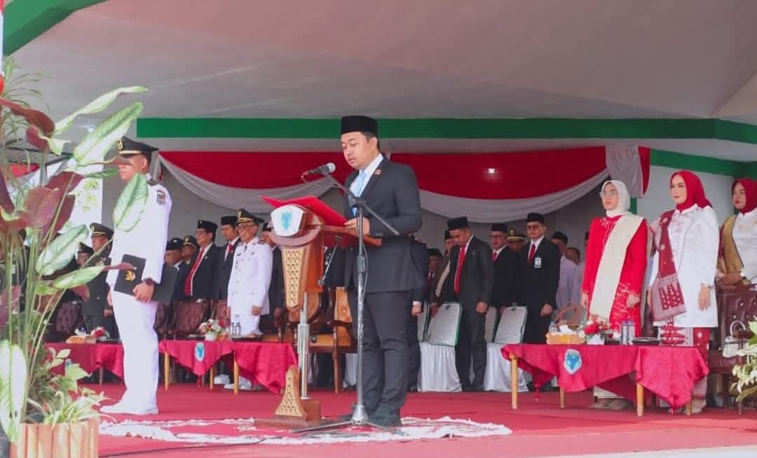WhatsApp Image 2026-10-05 at 18.44.49 Ketua DPRD Kabupaten Batang Hari, Rahmad Hasrofi, S.E., didaulat untuk membacakan Naskah Proklamasi Kemerdekaan Republik Indonesia.