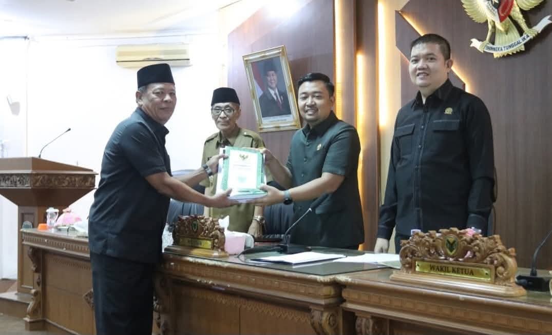 WhatsApp Image 2026-10-05 at 18.45.16 Rapat Paripurna dalam rangka penyampaian Nota Pengantar bagi 3 (tiga) Rancangan Peraturan Daerah (Ranperda) Kabupaten Batang Hari Tahun Anggaran 2026