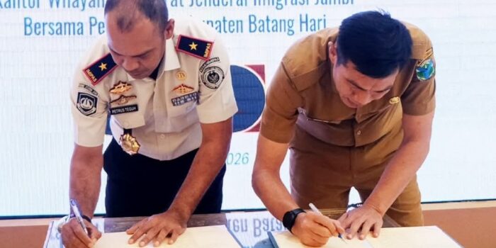 Bupati Batang Hari, Mhd. Fadhil Arief, menghadiri sekaligus melakukan penandatanganan Kesepakatan Bersama dengan Kantor Wilayah Direktorat Jenderal Imigrasi Jambi