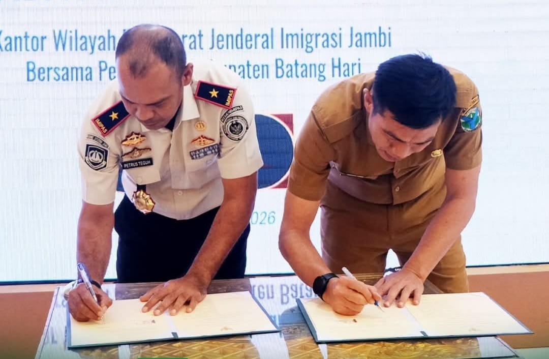 WhatsApp Image 2026-10-14 at 19.47.10 Bupati Batang Hari, Mhd. Fadhil Arief, menghadiri sekaligus melakukan penandatanganan Kesepakatan Bersama dengan Kantor Wilayah Direktorat Jenderal Imigrasi Jambi