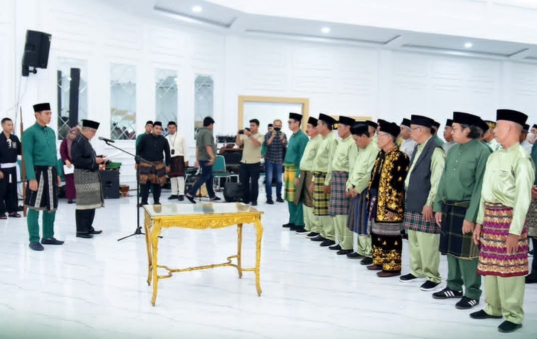 WhatsApp Image 2026-10-19 at 20.55.16 Pengukuhan Pengurus Lembaga Adat Bumi Serentak Bak Regam Kabupaten Batang Hari Masa Bakti 2026-2031.