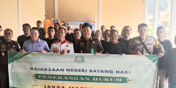 Kejaksaan Negeri Batang Hari gelar program Penerangan Hukum melalui kegiatan Jaksa Masuk Desa di Desa Aro, Kecamatan Muara Bulian, Kabupaten Batang Hari.