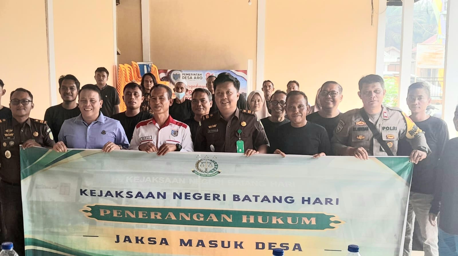 WhatsApp Image 2026-10-21 at 20.53.28 (1) Kejaksaan Negeri Batang Hari gelar program Penerangan Hukum melalui kegiatan Jaksa Masuk Desa di Desa Aro, Kecamatan Muara Bulian, Kabupaten Batang Hari.
