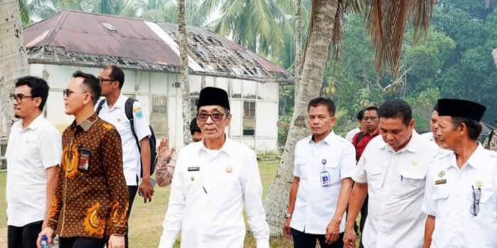 Wakil Bupati Batang Hari, H. Bakhtiar, saat mengikuti kegiatan persiapan pengusulan Museum Budaya di Kantor Lurah Pasar Tembesi, Kecamatan Muara Tembesi.